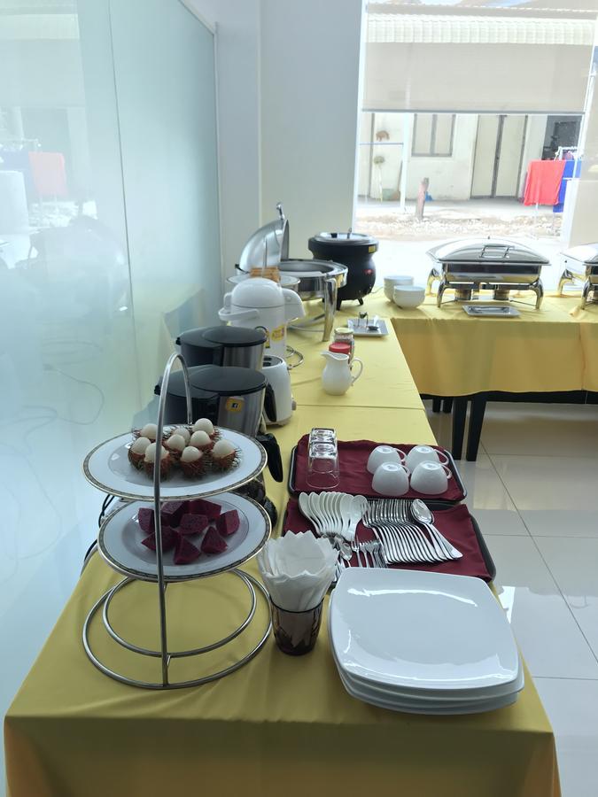 Apple Hotel Two - Near Phnom Penh Airport Экстерьер фото