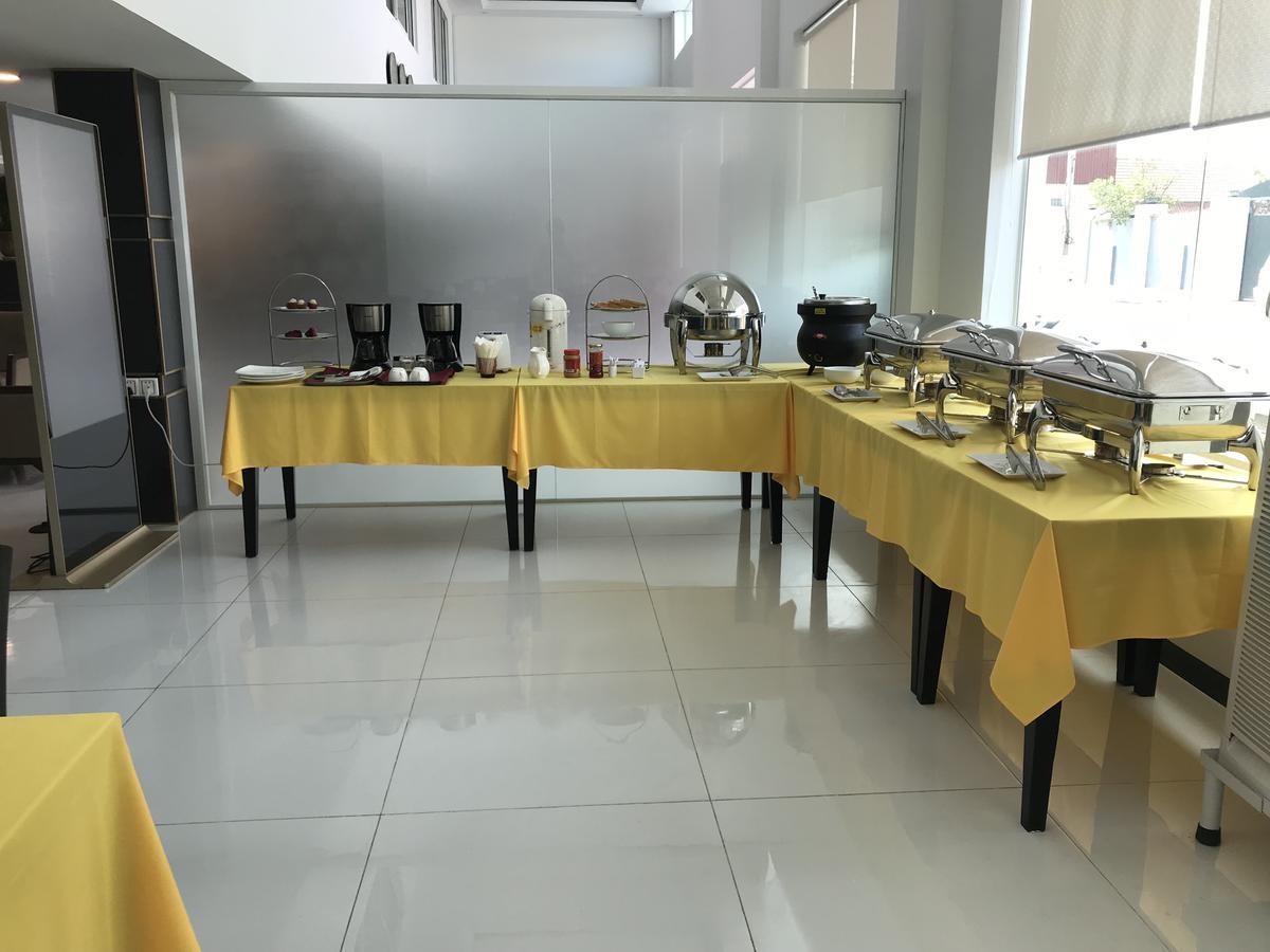 Apple Hotel Two - Near Phnom Penh Airport Экстерьер фото
